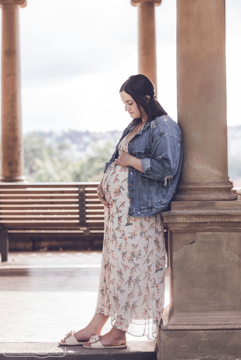 Babybauchshooting in Stuttgart im Grünen